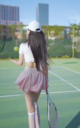 美女Gif:学网球的学费贵吗？我也好想去打网球！